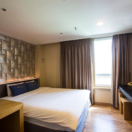Central Hotel Чханвон Екстер'єр фото