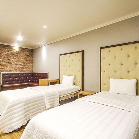 Central Hotel Чханвон Екстер'єр фото