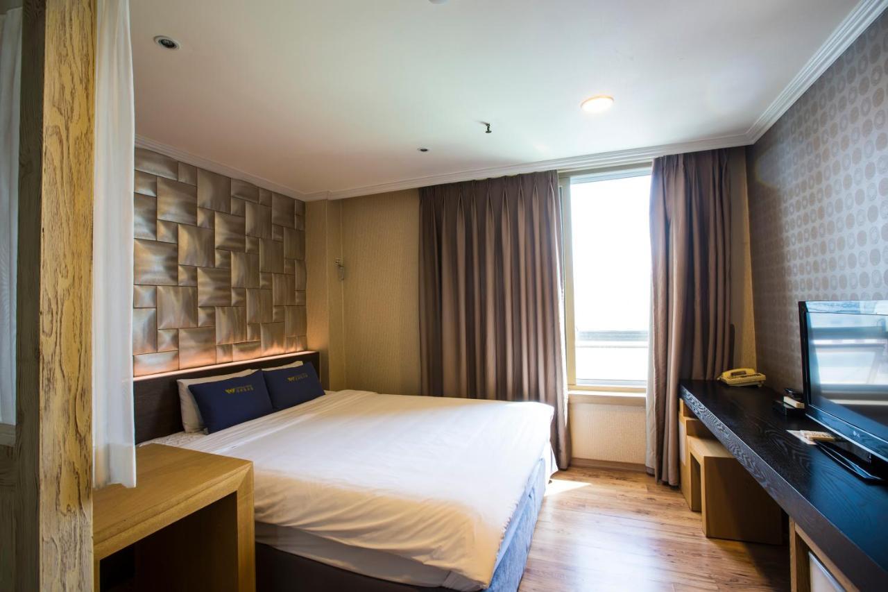 Central Hotel Чханвон Екстер'єр фото