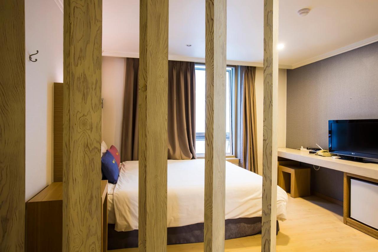 Central Hotel Чханвон Екстер'єр фото