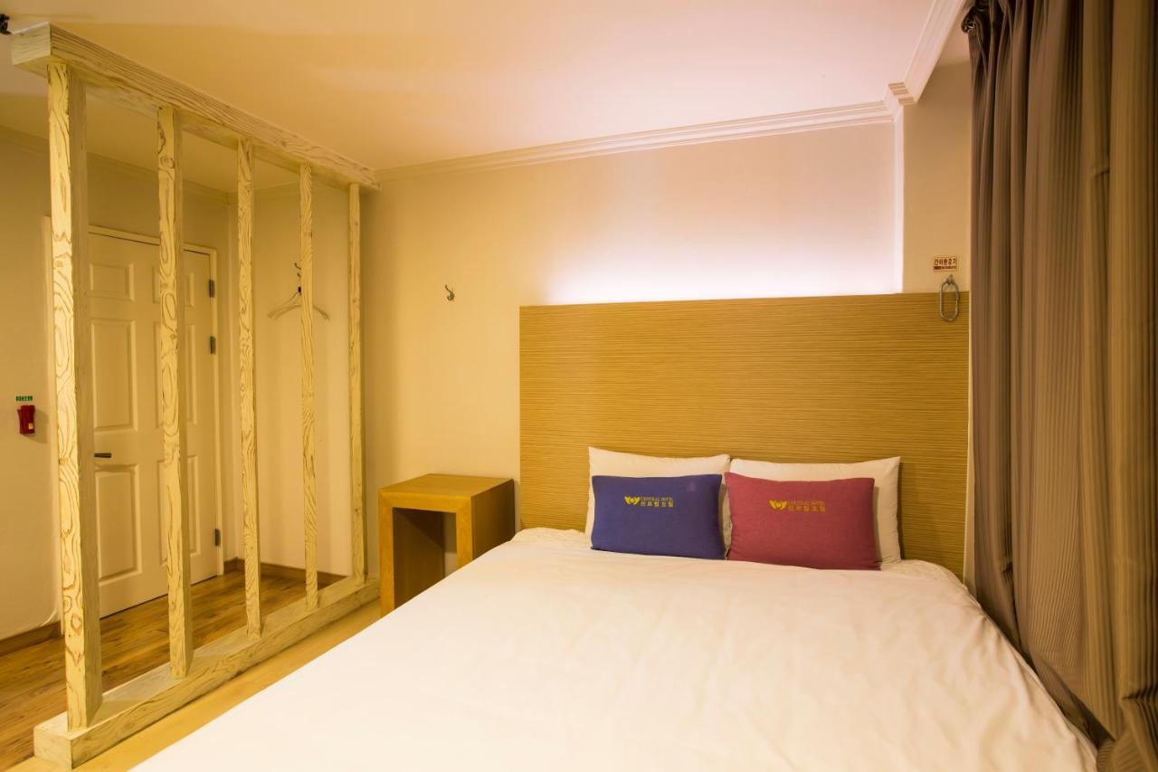 Central Hotel Чханвон Екстер'єр фото
