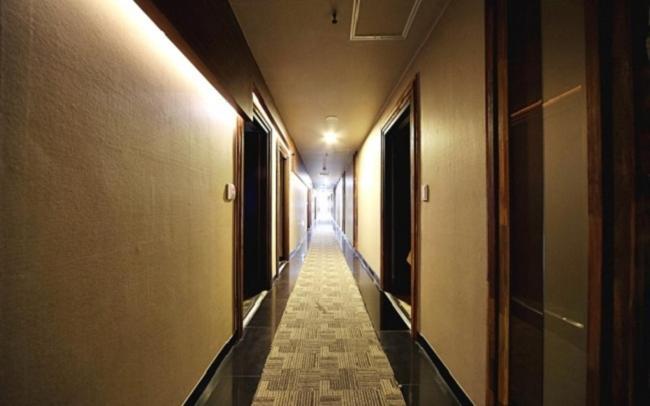 Central Hotel Чханвон Екстер'єр фото