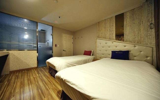 Central Hotel Чханвон Екстер'єр фото