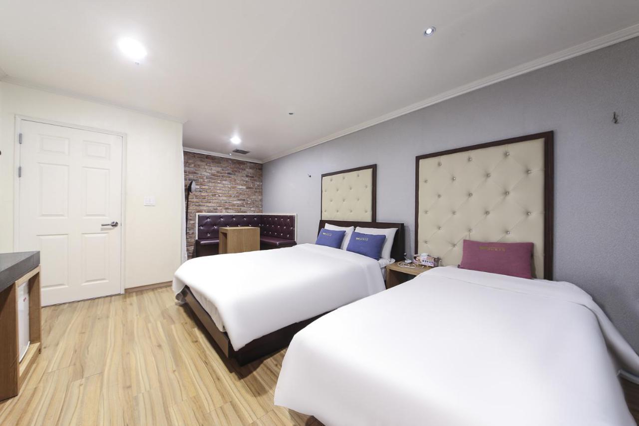 Central Hotel Чханвон Екстер'єр фото