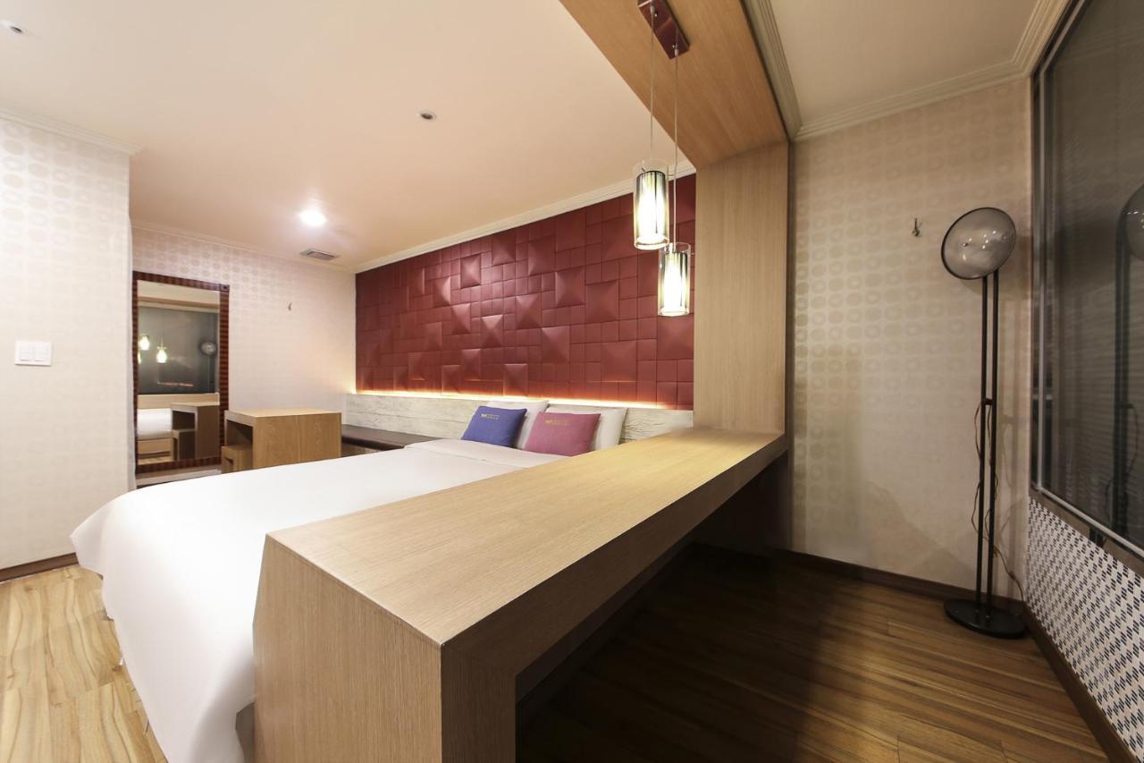 Central Hotel Чханвон Екстер'єр фото