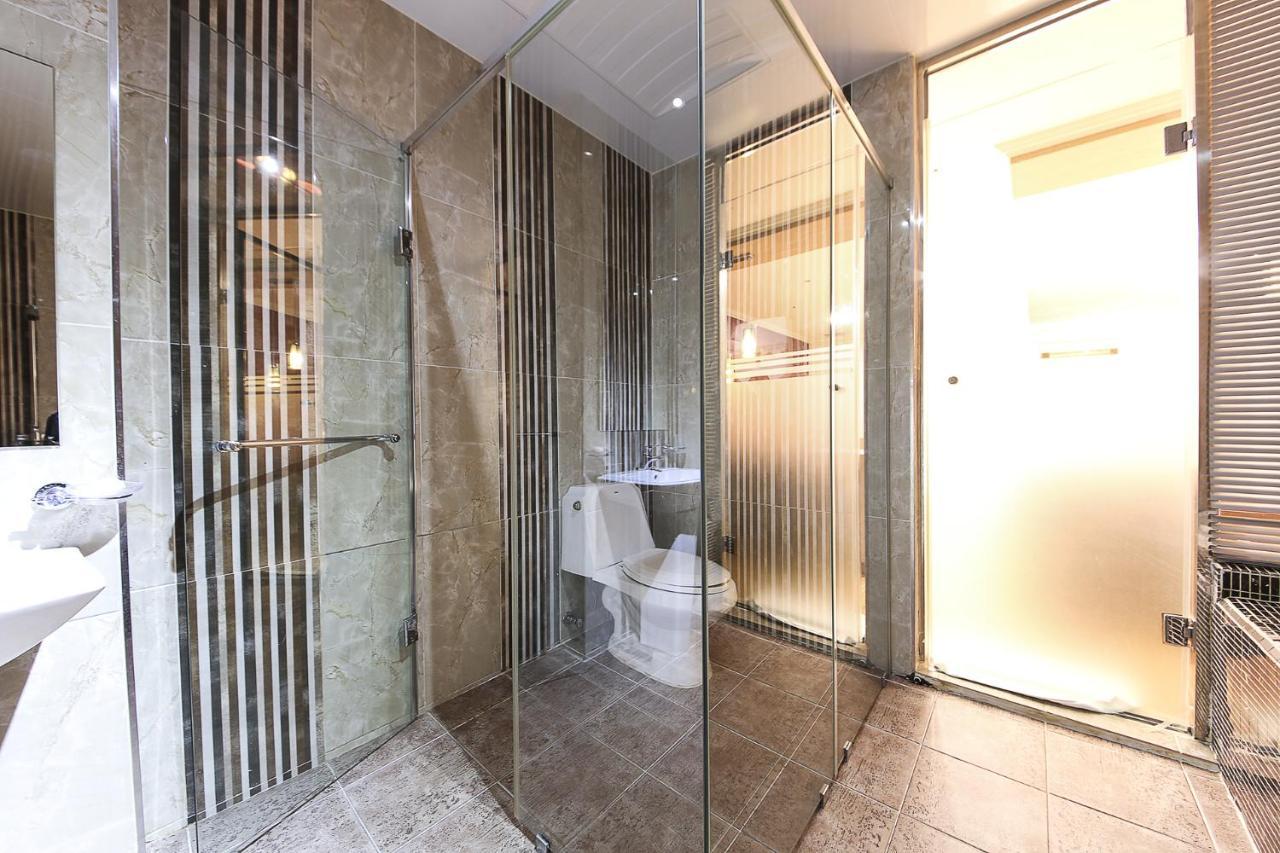 Central Hotel Чханвон Екстер'єр фото