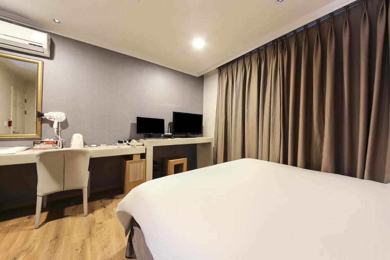 Central Hotel Чханвон Екстер'єр фото