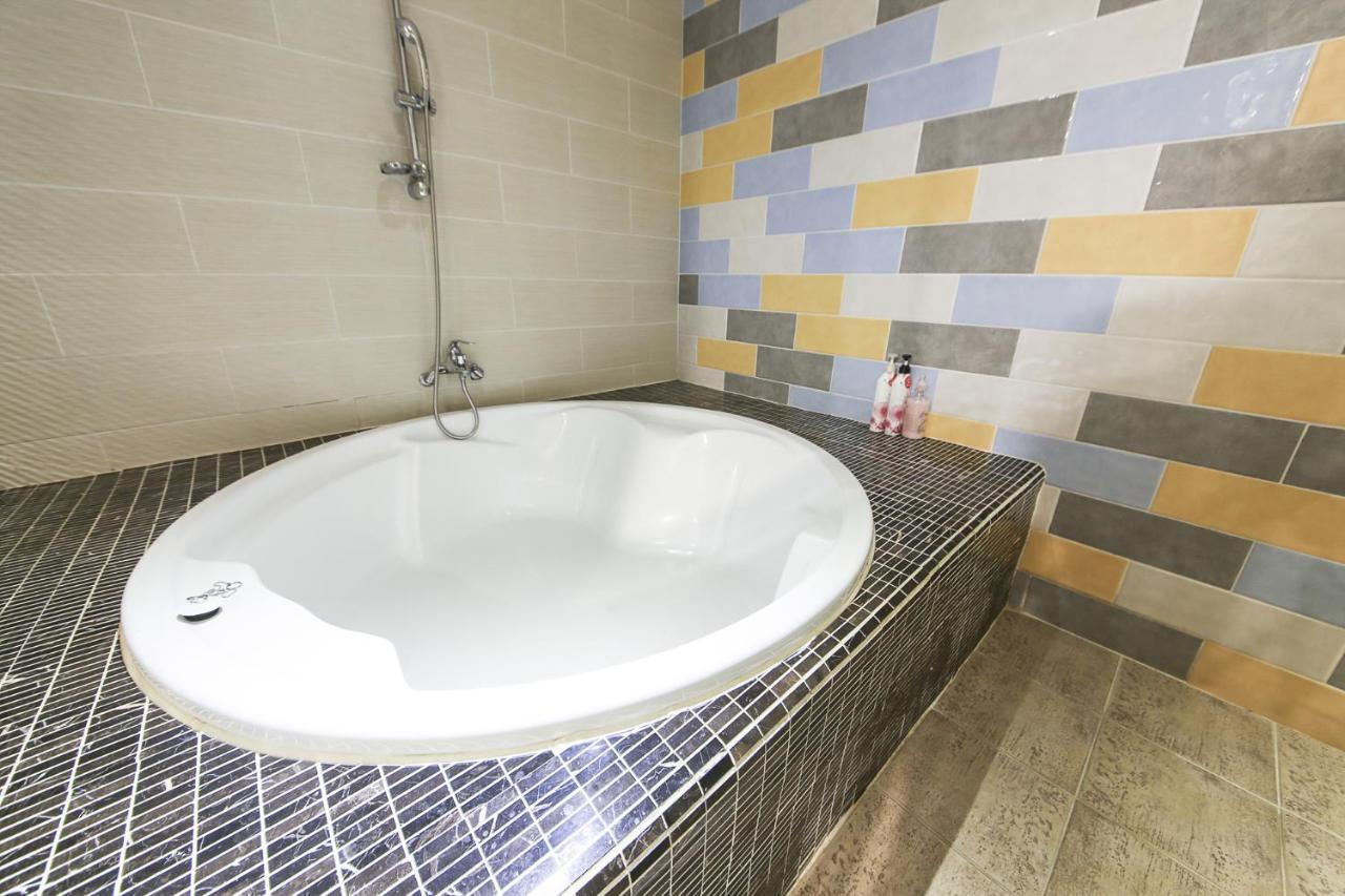 Central Hotel Чханвон Екстер'єр фото