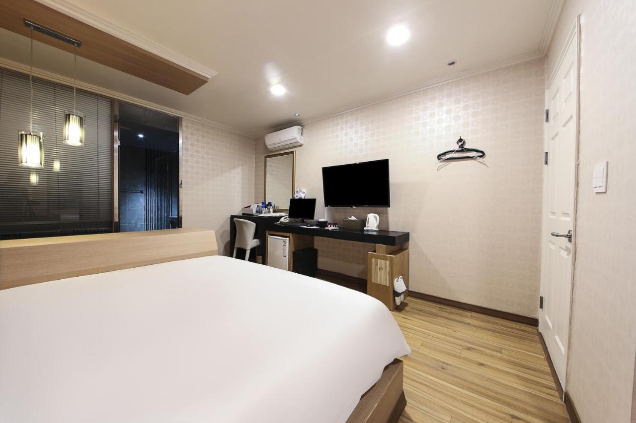 Central Hotel Чханвон Екстер'єр фото