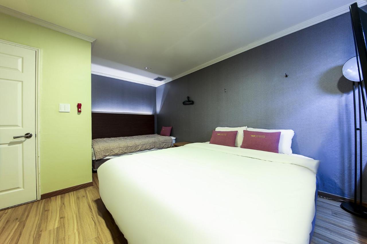 Central Hotel Чханвон Екстер'єр фото