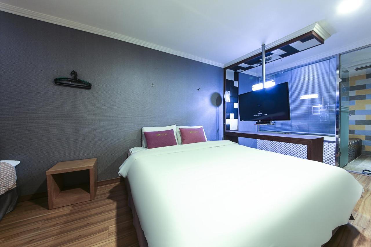 Central Hotel Чханвон Екстер'єр фото