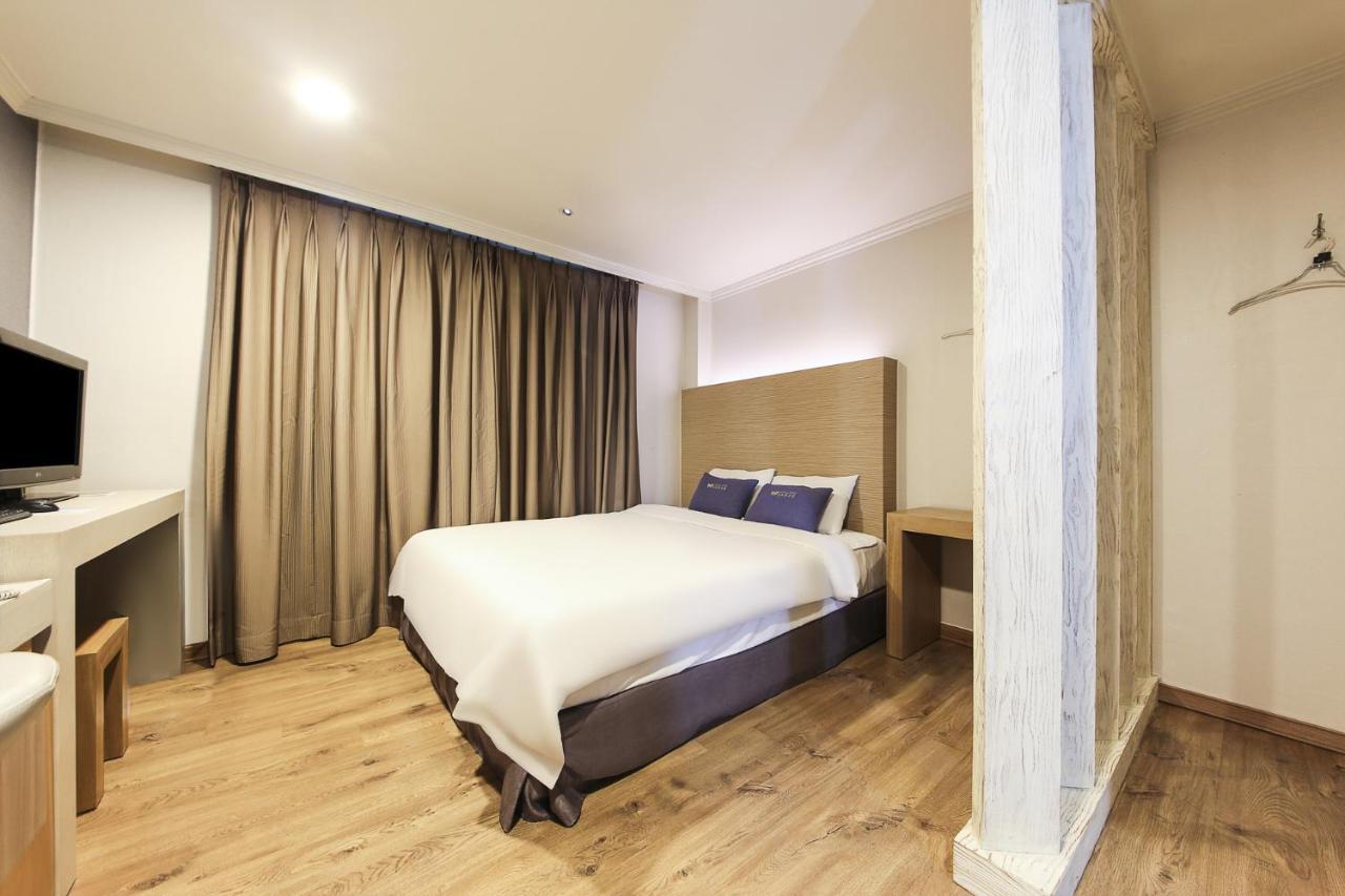 Central Hotel Чханвон Екстер'єр фото