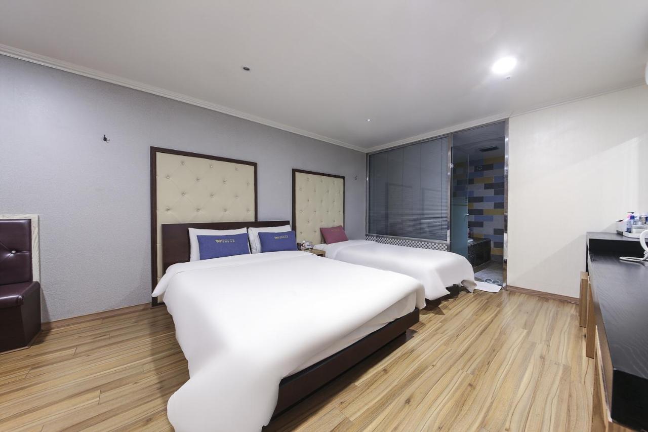 Central Hotel Чханвон Екстер'єр фото