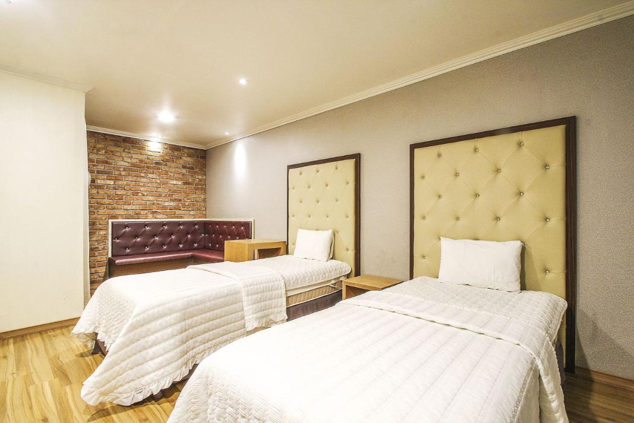 Central Hotel Чханвон Екстер'єр фото