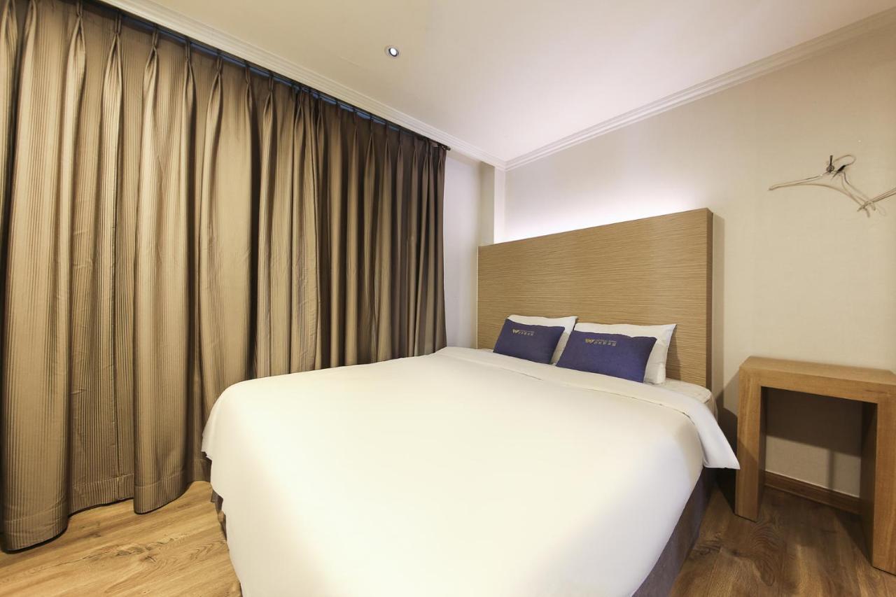 Central Hotel Чханвон Екстер'єр фото