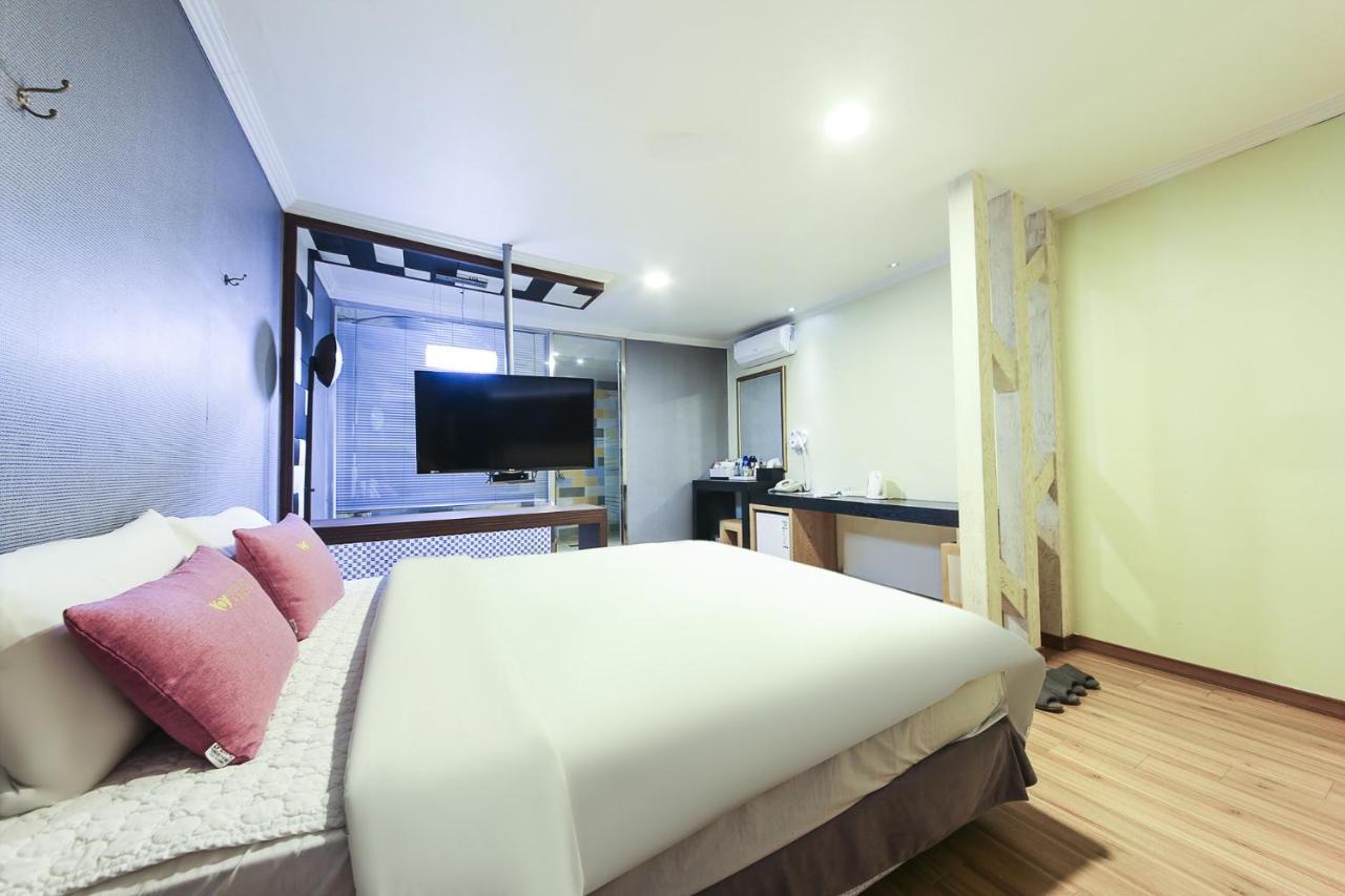 Central Hotel Чханвон Екстер'єр фото