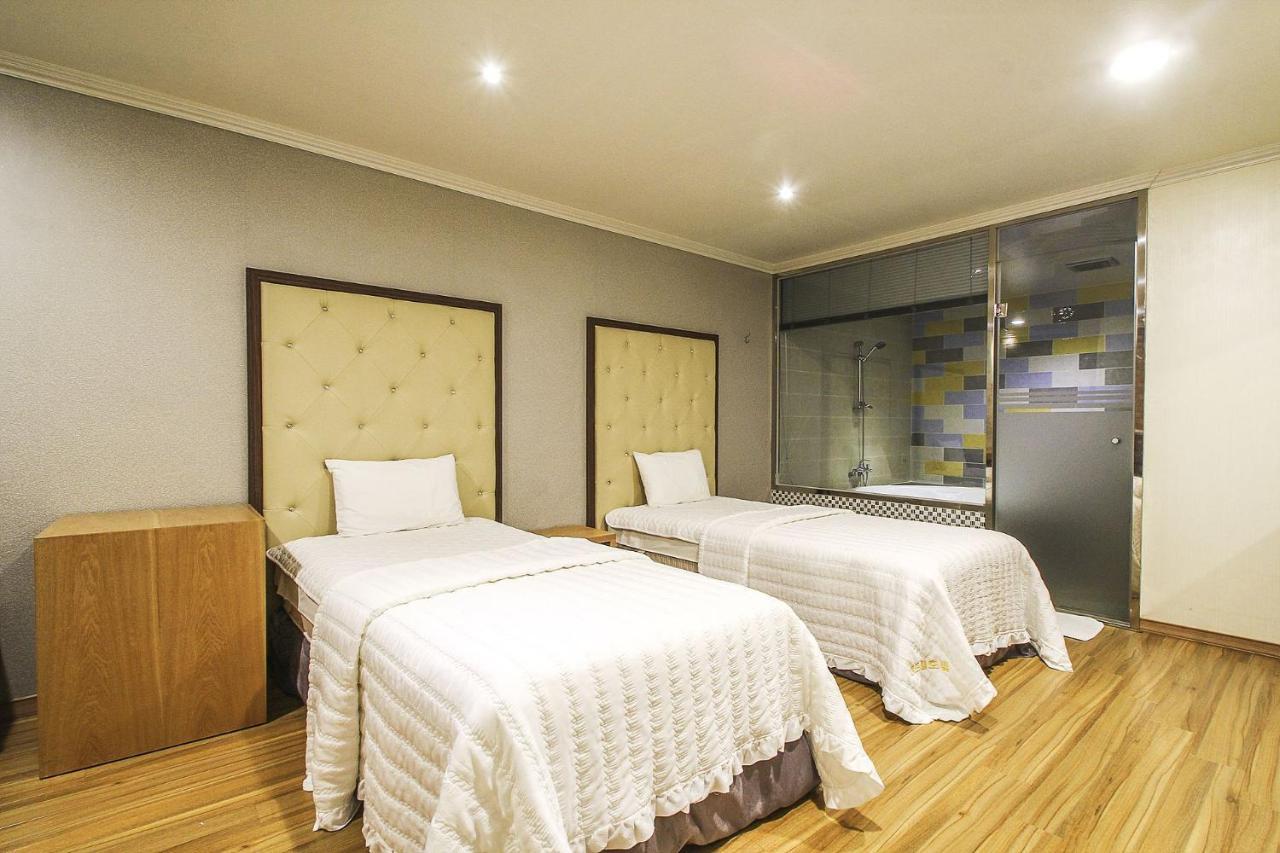Central Hotel Чханвон Екстер'єр фото