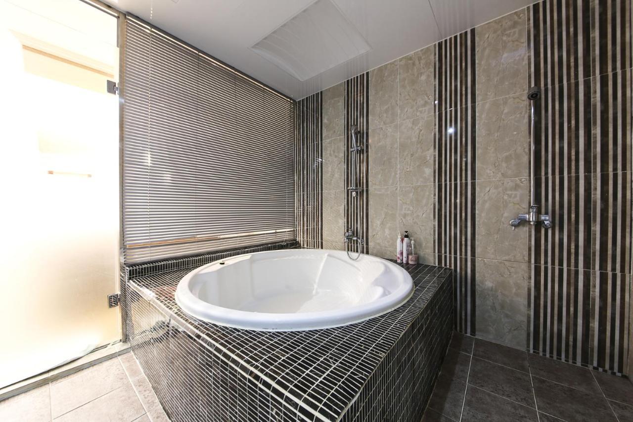 Central Hotel Чханвон Екстер'єр фото