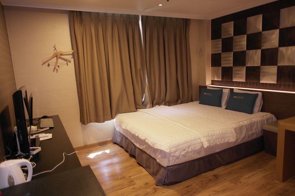 Central Hotel Чханвон Екстер'єр фото