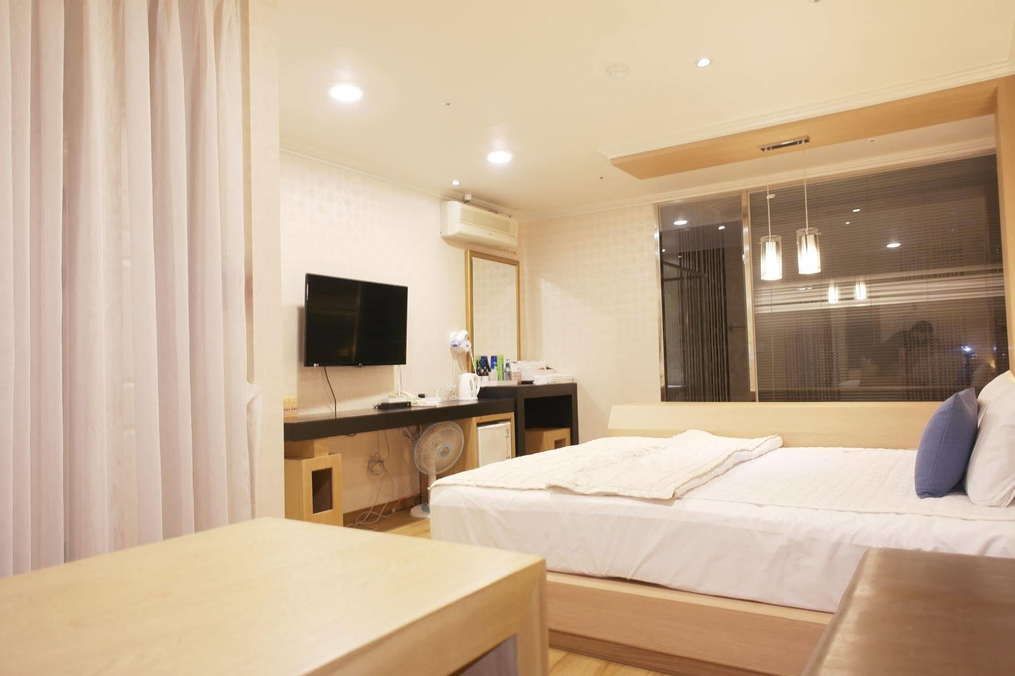 Central Hotel Чханвон Екстер'єр фото