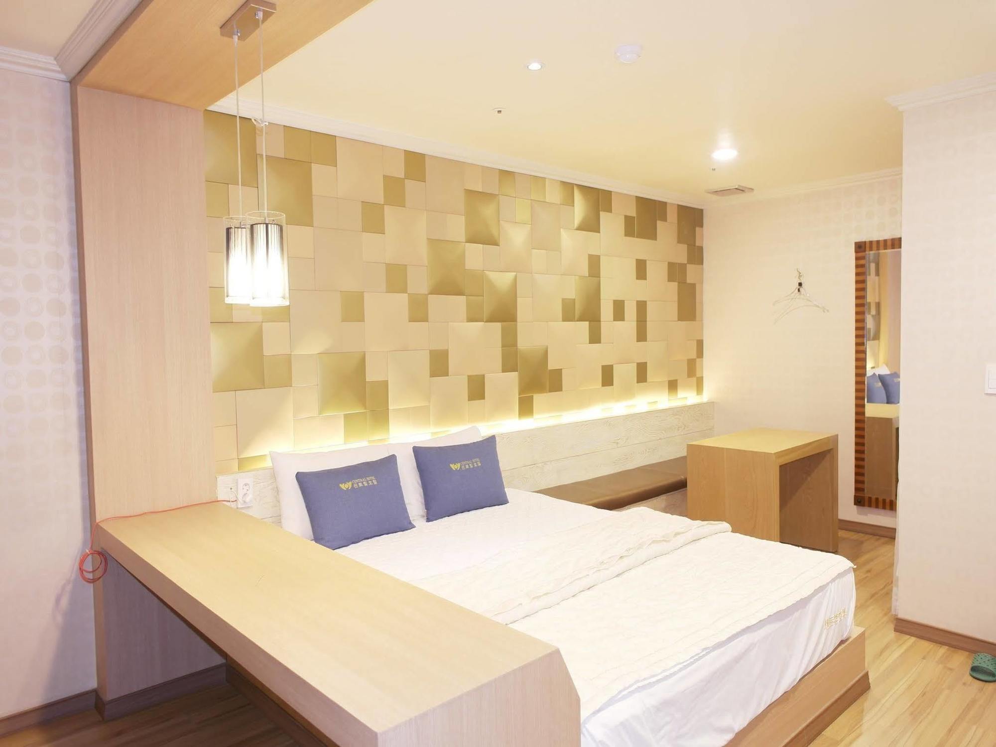 Central Hotel Чханвон Екстер'єр фото